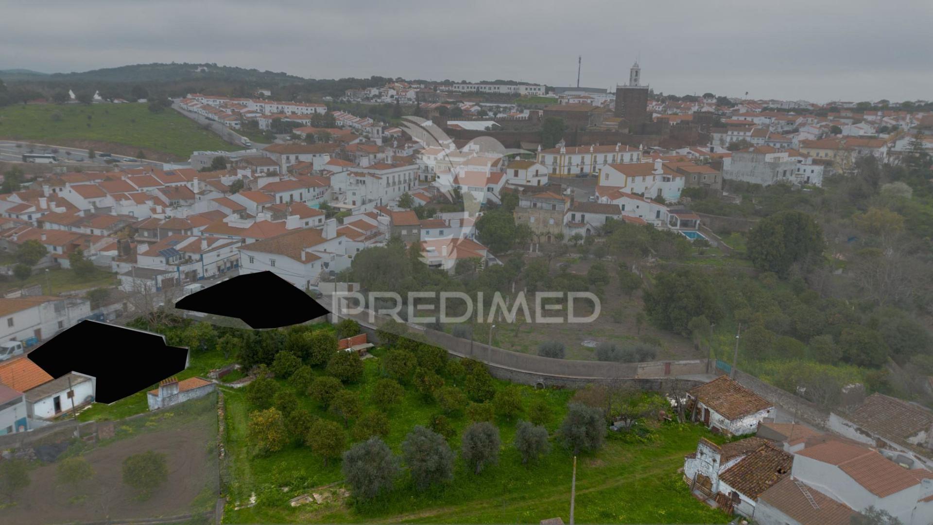 Moradia típica alentejana t2 + t2 com pomar no centro do alandroal com 2.659 m2