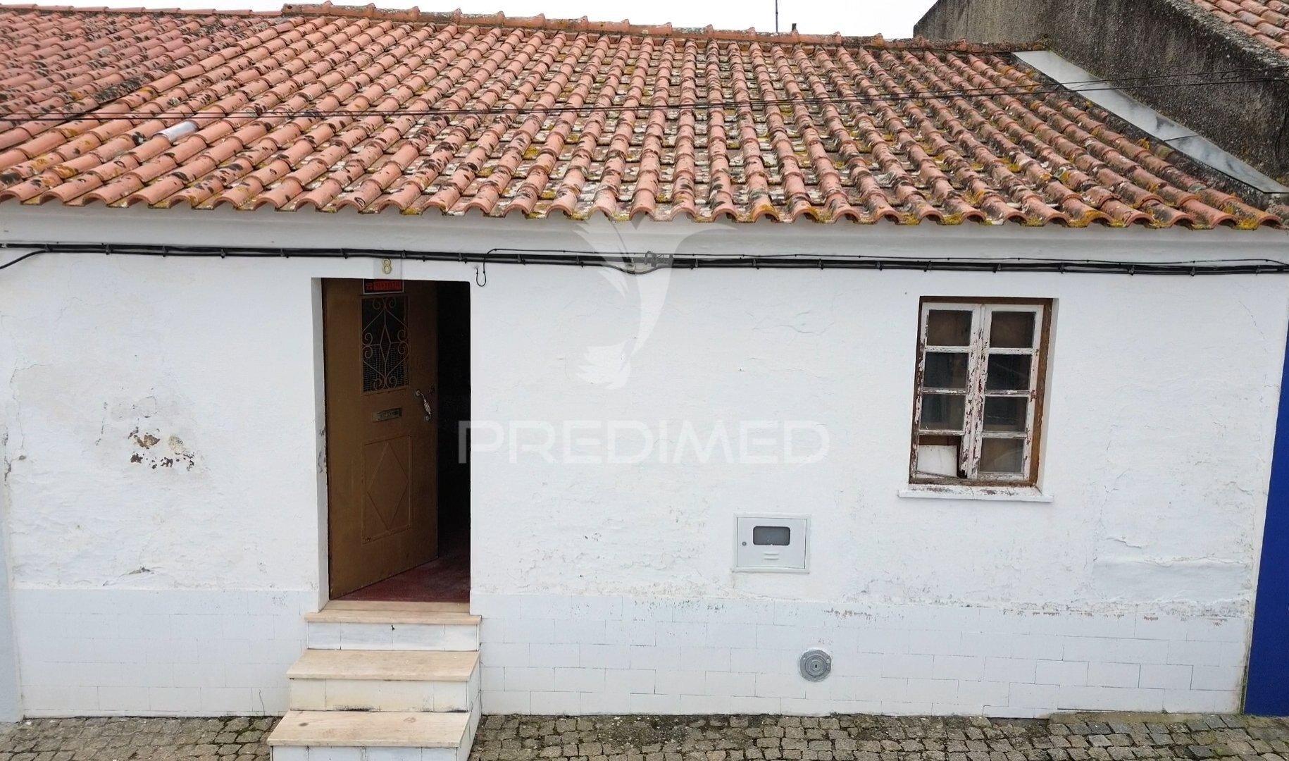 Moradia típica alentejana t2 + t2 com pomar no centro do alandroal com 2.659 m2