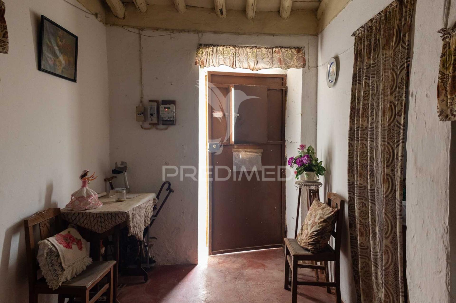 Moradia típica alentejana t2 + t2 com pomar no centro do alandroal com 2.659 m2