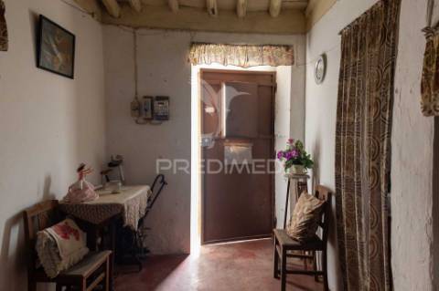 Moradia típica alentejana t2 + t2 com pomar no centro do alandroal com 2.659 m2