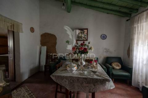 Moradia típica alentejana t2 + t2 com pomar no centro do alandroal com 2.659 m2