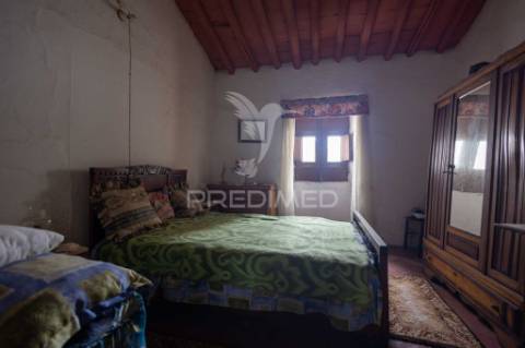 Moradia típica alentejana t2 + t2 com pomar no centro do alandroal com 2.659 m2