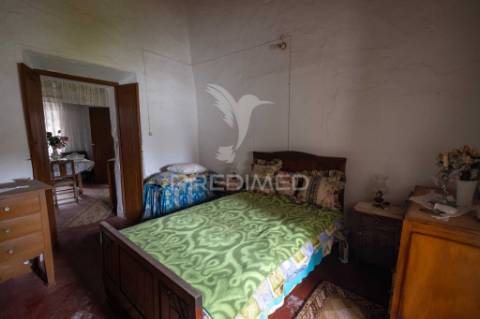 Moradia típica alentejana t2 + t2 com pomar no centro do alandroal com 2.659 m2