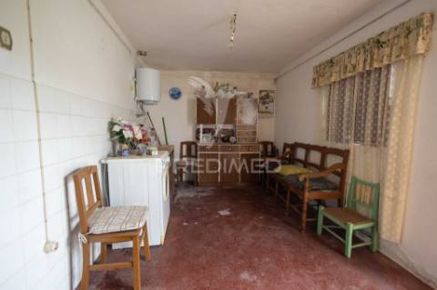 Moradia típica alentejana t2 + t2 com pomar no centro do alandroal com 2.659 m2