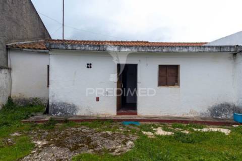 Moradia típica alentejana t2 + t2 com pomar no centro do alandroal com 2.659 m2