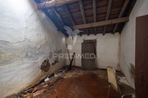 Moradia típica alentejana t2 + t2 com pomar no centro do alandroal com 2.659 m2