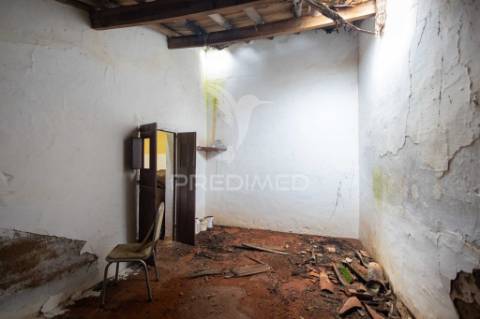 Moradia típica alentejana t2 + t2 com pomar no centro do alandroal com 2.659 m2