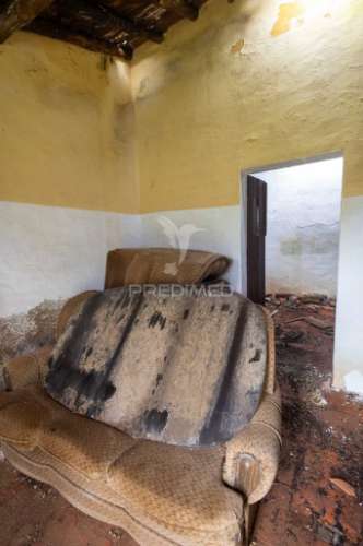 Moradia típica alentejana t2 + t2 com pomar no centro do alandroal com 2.659 m2