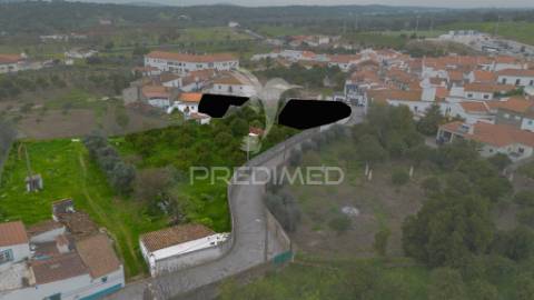 Moradia típica alentejana t2 + t2 com pomar no centro do alandroal com 2.659 m2