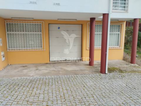 Garagem para 5 carros/espaço comercial no centro da cidade de portalegre