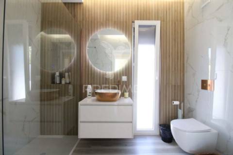 Moradia t4 geminada com piscina