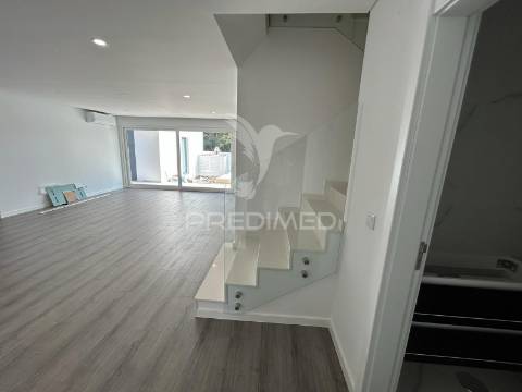 Moradia t4 geminada com piscina