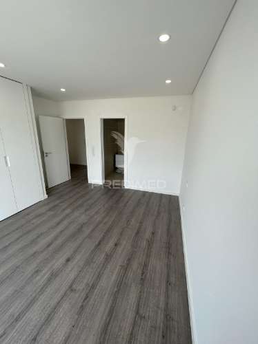 Moradia t4 geminada com piscina