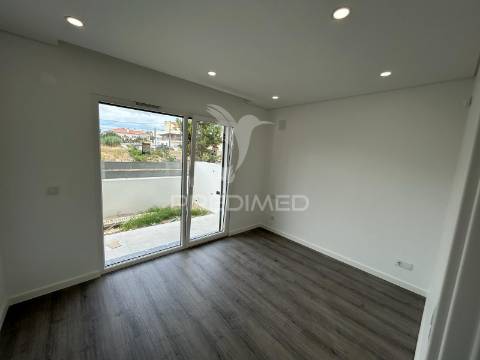 Moradia t4 geminada com piscina