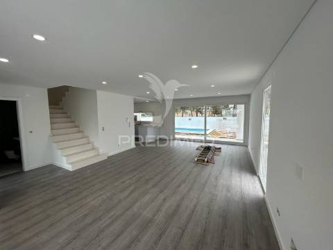 Moradia t4 geminada com piscina