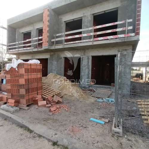 Moradia t4 geminada com piscina