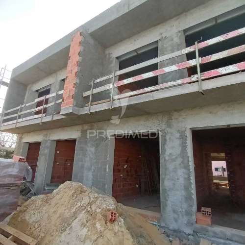 Moradia t4 geminada com piscina