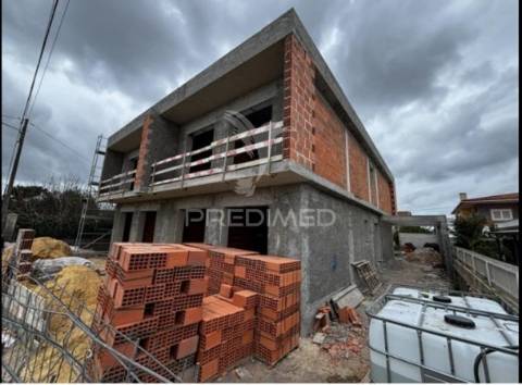 Moradia t4 geminada com piscina