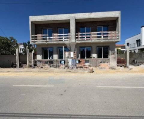 Moradia t4 geminada com piscina