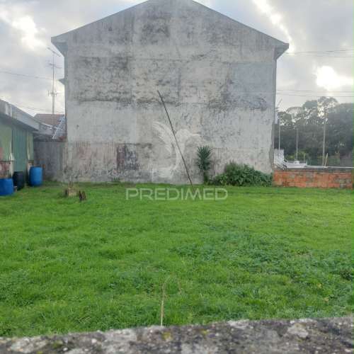 Terreno com projecto aprovado para 3 fracçoes
