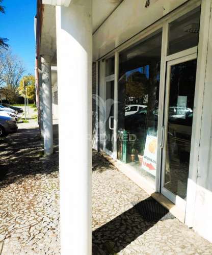 Espaço comercial amplo com ótima visibilidade | bairro do moinho – évora