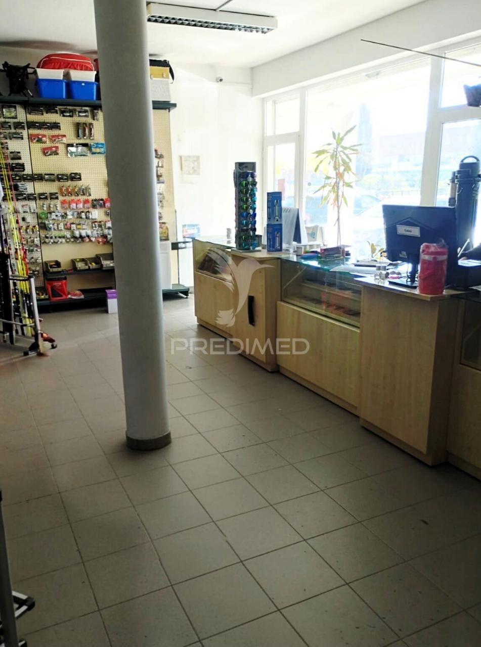 Espaço comercial amplo com ótima visibilidade | bairro do moinho – évora