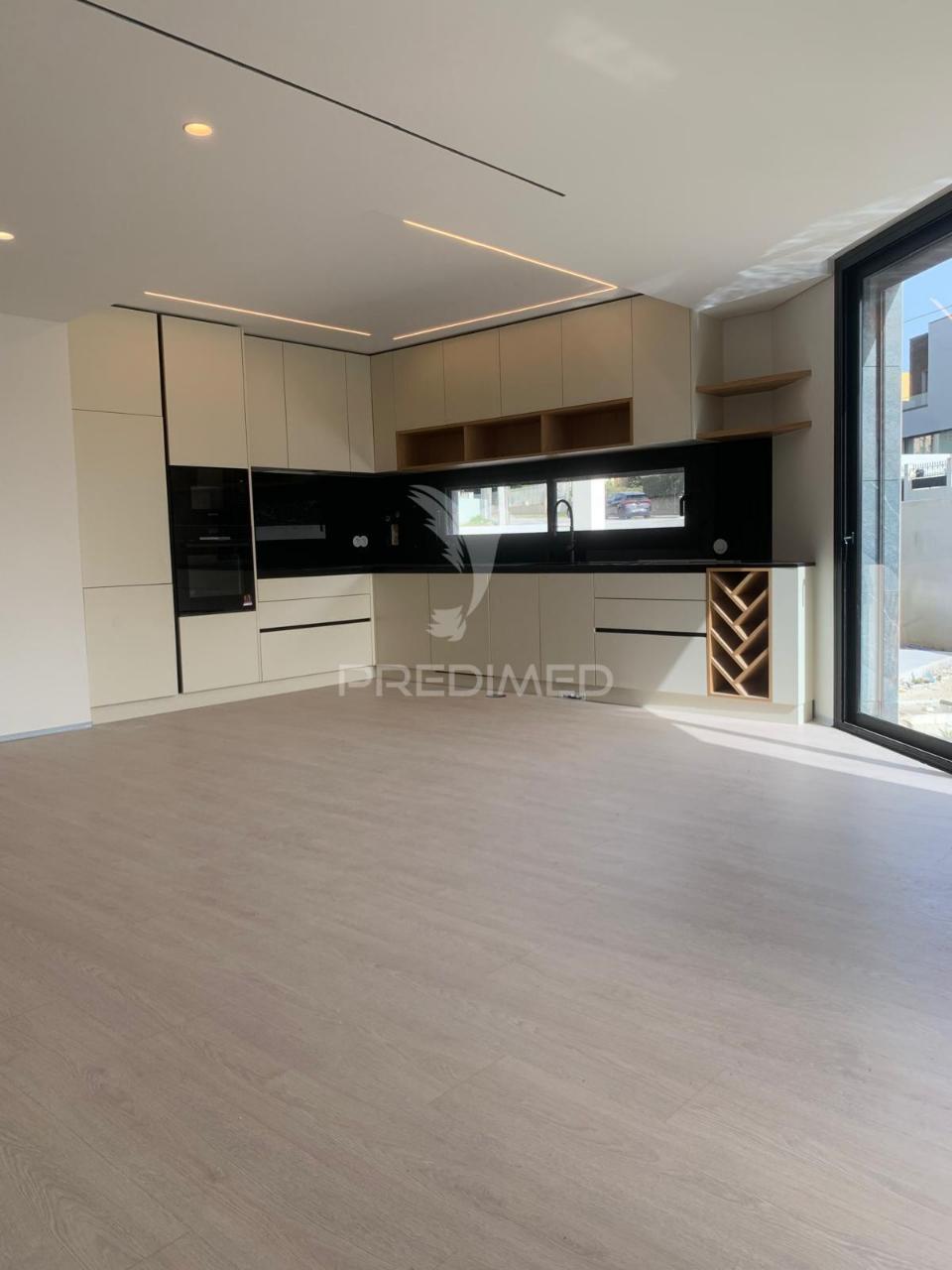 Moradia independente v4 na madalena