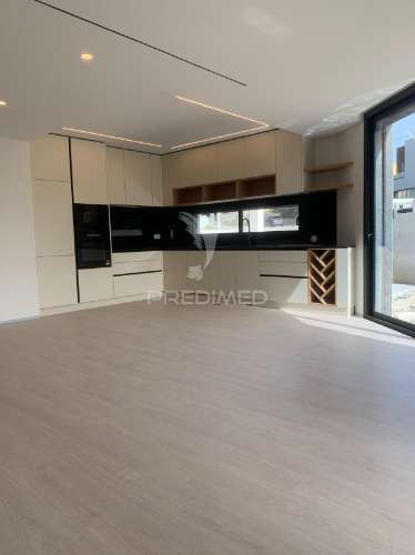 Moradia independente v4 na madalena