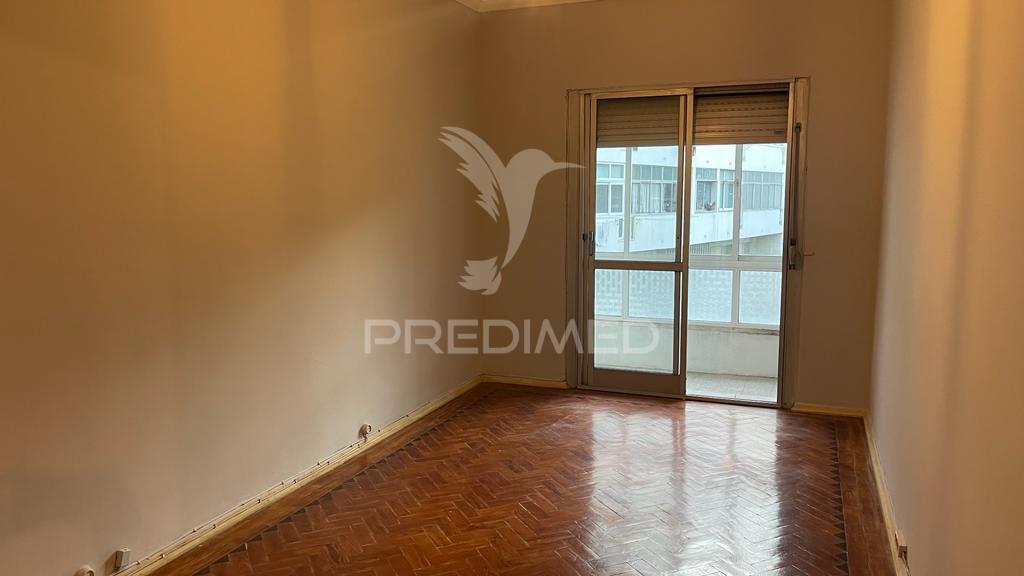 Apartamento t2 na cova da piedade – localização estratégica e excelente potencial