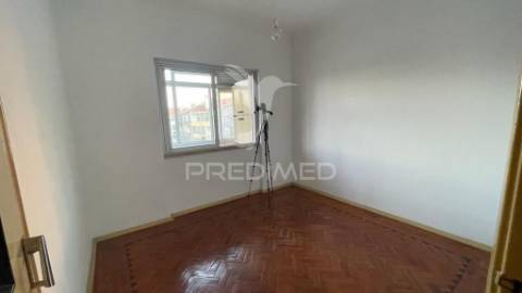 Apartamento t2 na cova da piedade – localização estratégica e excelente potencial