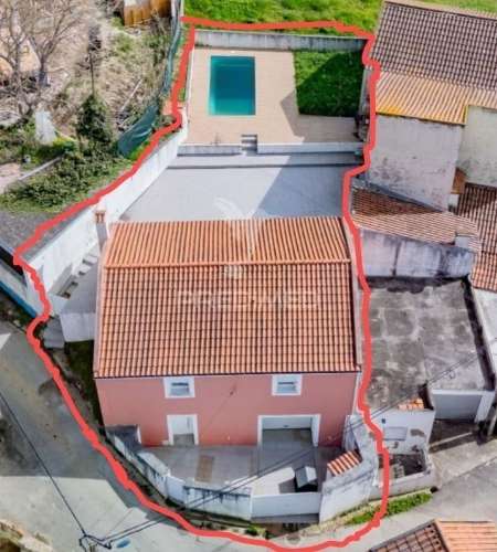 Moradia t4 com piscina em sobral de monte agraço