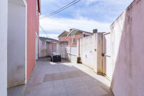 Moradia t4 com piscina em sobral de monte agraço