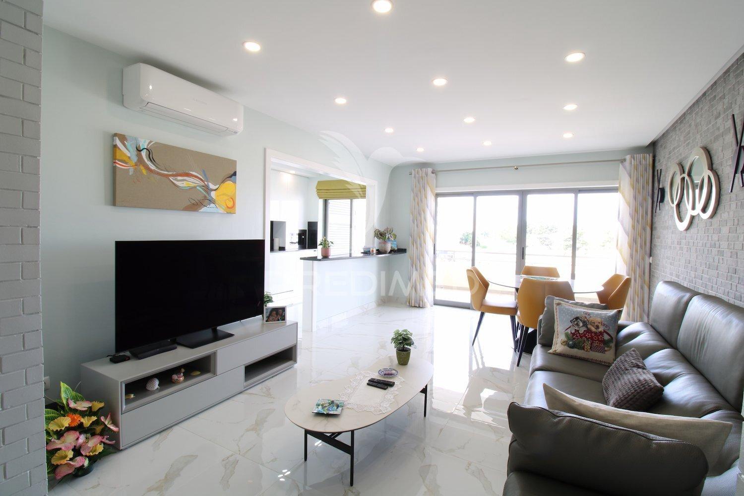 Viva o sonho na praia da rocha: t1 com piscina e garagem