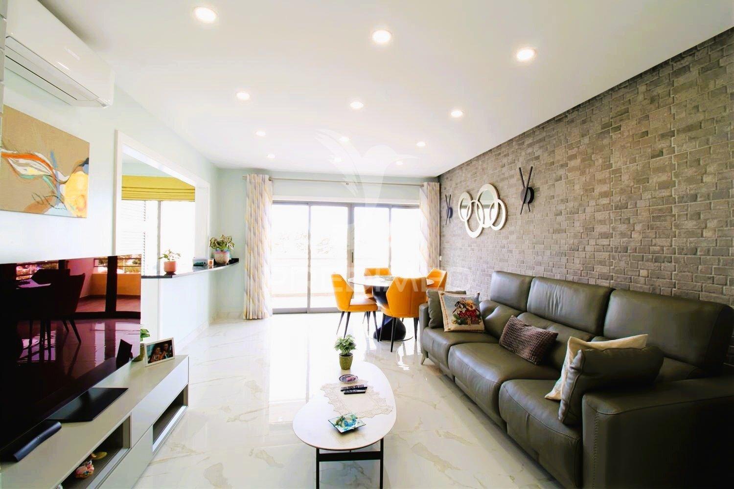 Viva o sonho na praia da rocha: t1 com piscina e garagem