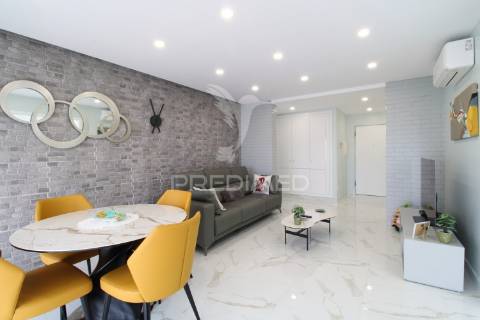 Viva o sonho na praia da rocha: t1 com piscina e garagem