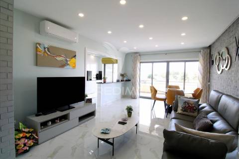 Viva o sonho na praia da rocha: t1 com piscina e garagem