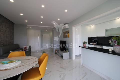 Viva o sonho na praia da rocha: t1 com piscina e garagem