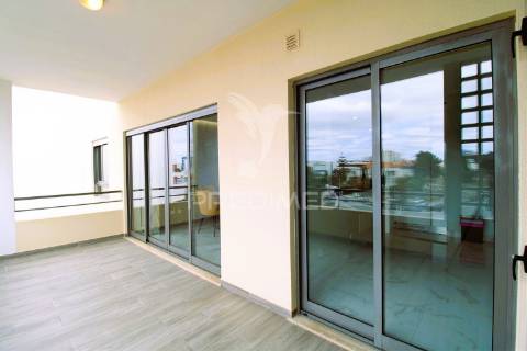 Viva o sonho na praia da rocha: t1 com piscina e garagem