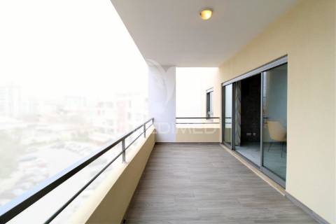 Viva o sonho na praia da rocha: t1 com piscina e garagem