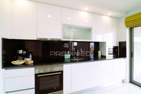 Viva o sonho na praia da rocha: t1 com piscina e garagem