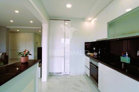 Viva o sonho na praia da rocha: t1 com piscina e garagem