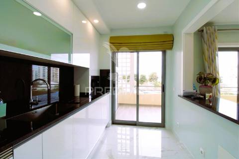 Viva o sonho na praia da rocha: t1 com piscina e garagem