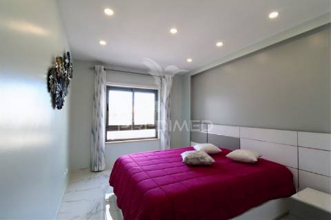 Viva o sonho na praia da rocha: t1 com piscina e garagem