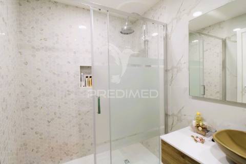 Viva o sonho na praia da rocha: t1 com piscina e garagem