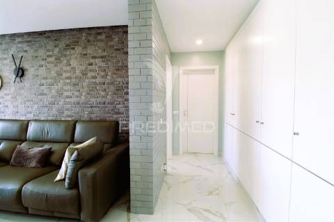 Viva o sonho na praia da rocha: t1 com piscina e garagem