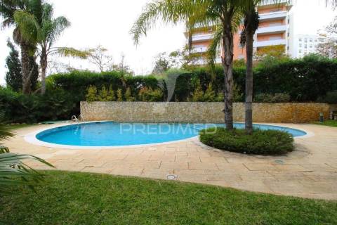 Viva o sonho na praia da rocha: t1 com piscina e garagem