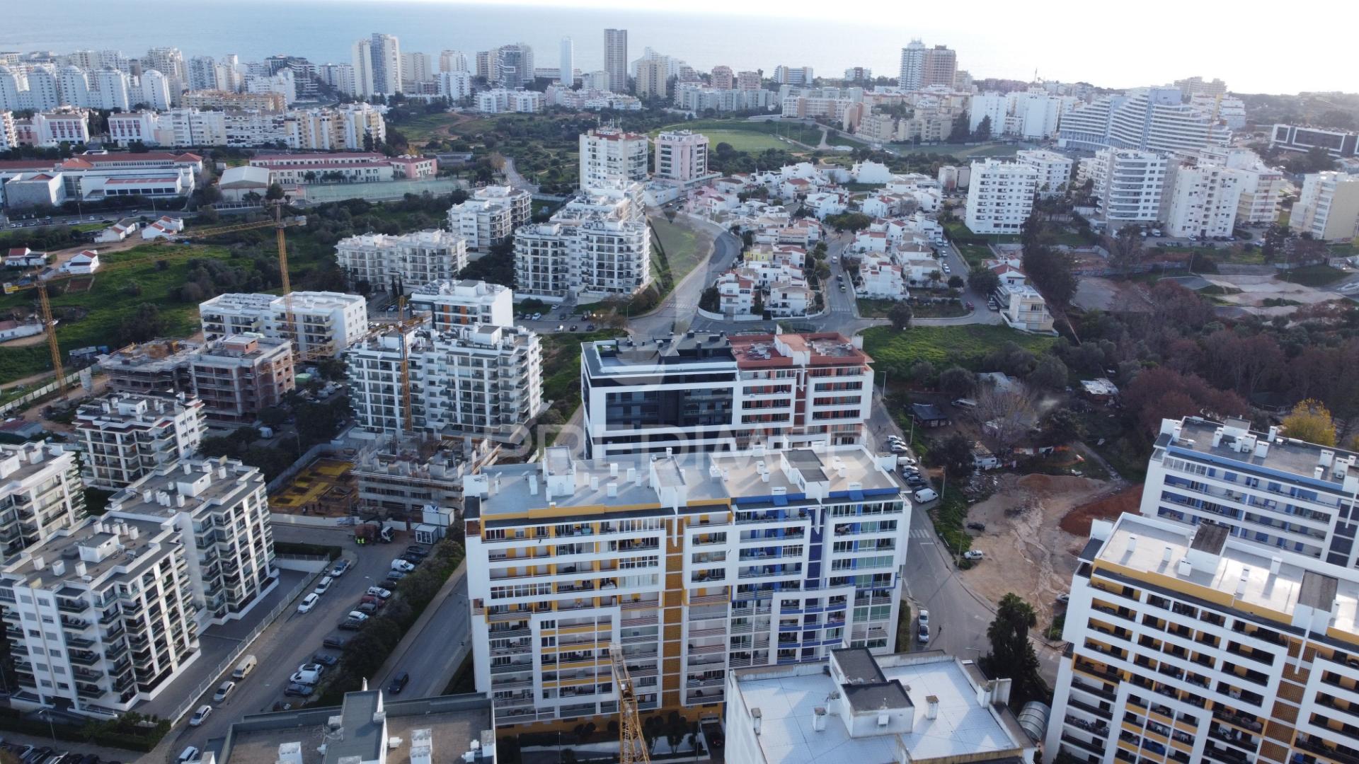 Apartamento t2 com piscina em condomínio fechado, alto do quintão