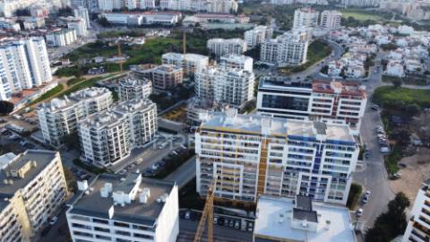 Apartamento t2 com piscina em condomínio fechado, alto do quintão