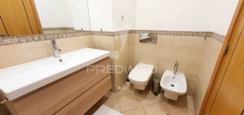 Apartamento t2 com piscina em condomínio fechado, alto do quintão