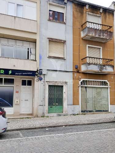 Prédio composto de uma loja e 2 apartamentos